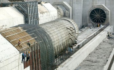 白菜网
厂立功青海公伯峡水电站引水压力钢管施工现场
